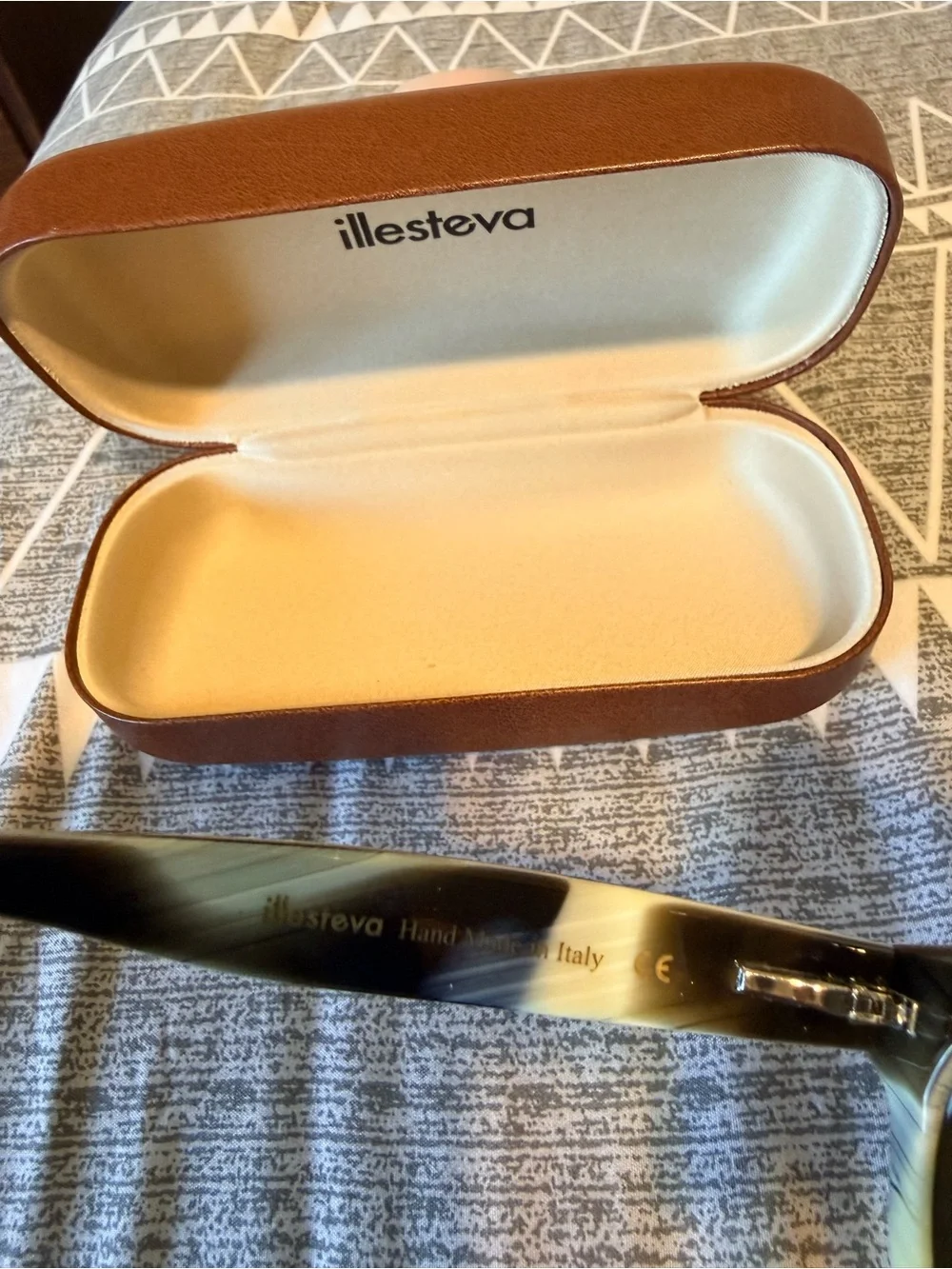 Illesteva Women's Round Sunglasses in Tortoiseshell Gray with Amber Lenses